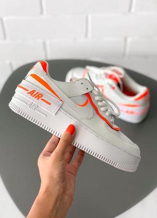 Прекрасные трендовые женские кроссовки nike air force 1 shadow белые с оранжевым7 фото