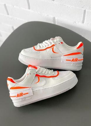 Прекрасні трендові жіночі кросівки nike air force 1 shadow білі з помаранчевим