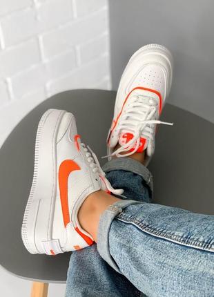 Прекрасные трендовые женские кроссовки nike air force 1 shadow белые с оранжевым6 фото