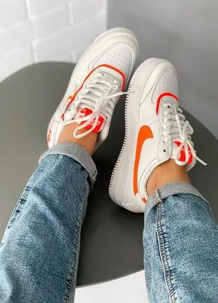 Прекрасные трендовые женские кроссовки nike air force 1 shadow белые с оранжевым3 фото