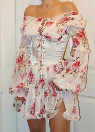Шифоновое бежевое пышное платье с цветами и рюшами3 фото