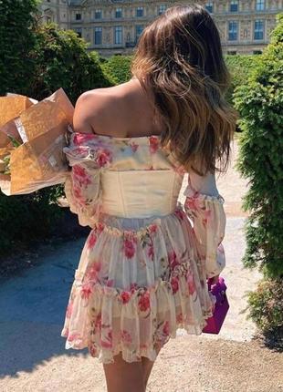 Шифоновое бежевое пышное платье с цветами и рюшами2 фото