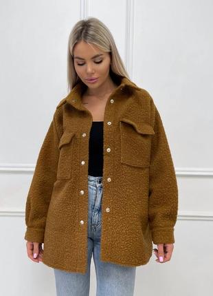 Трендова жіноча тепла вовняна куртка-сорочка з накладними кишенями3 фото