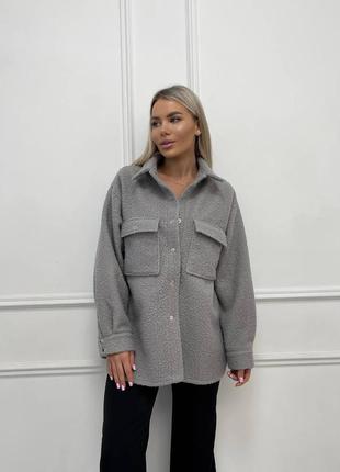 Трендова жіноча тепла вовняна куртка-сорочка з накладними кишенями