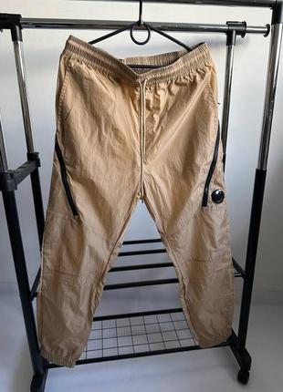 Спортивні штани чоловічі коричневі / бежеві c. p. company1 фото