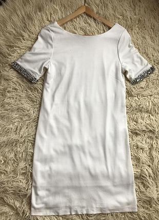 Красивое белое платье рукава с камнями