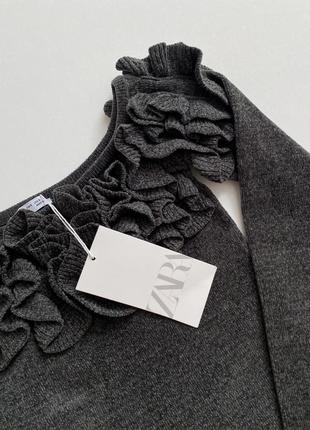 Серый укороченный/короткий плюшевый свитер/кроп-топ с рукавами с открытыми плечами/рюшами/воланами зара/zara4 фото