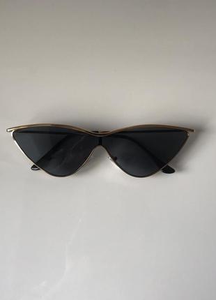 Солнцезащитные очки cat eye с тёмно-серыми линзами