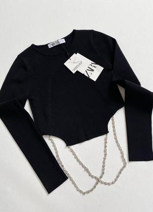 Черный укороченный/короткий свитер/кроп-топ с рукавами в рубчик с открытой спинкой/цепочкой/камнями зара/zara