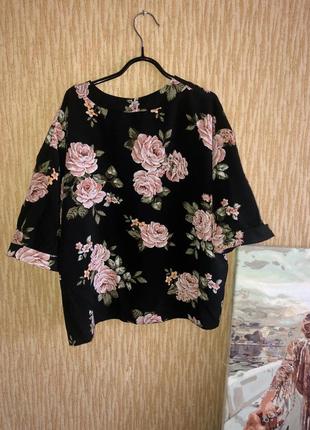 Красивая блуза в цветах с актуальными пуговицами ☘️2 фото