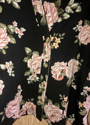 Красивая блуза в цветах с актуальными пуговицами ☘️4 фото