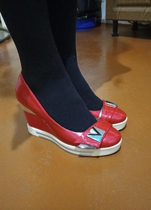 Туфли женские кожаные лаковые красные на платформе, танкетке 35 р.5 фото