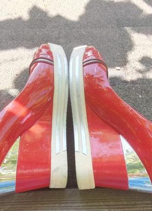 Туфли женские кожаные лаковые красные на платформе, танкетке 35 р.2 фото
