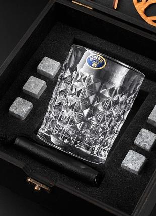 Подарунковий набір для віскі 1 склянка підставка та камені для охолодження в дерев'яній коробці4 фото
