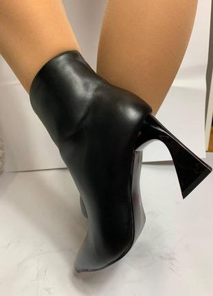 Ботильйони жіночі демісезонні чорні весняні високих зручних підборах весна 2024 чорні жіночі черевики з вузьким носком на каблуку4 фото