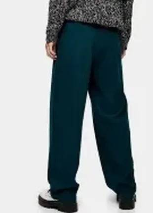 Свободные зеленые брюки с защипами демисезон