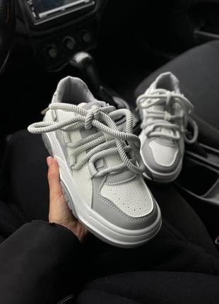 Женские кроссовки