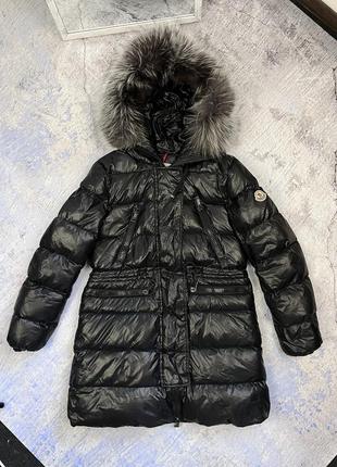 Moncler пуховик чорний лаковий з капюшоном і хутром