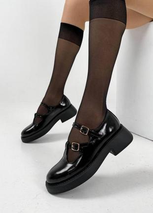Чорні жіночі лаковані туфлі з ланцюжками з натуральної шкіри