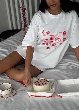Базова біла футболка з принтом, оверсайз, бавовняна, з сердечками, з серцями, поцілунки5 фото