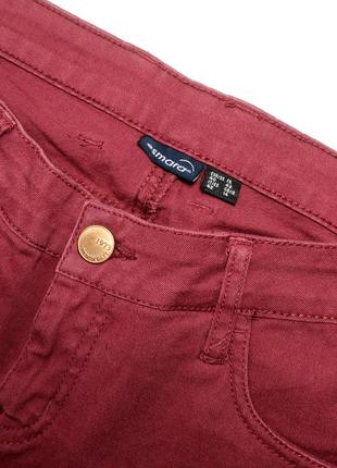 Джинсы женские бордового цвета со средней посадкой от бренда esmara 42/147 фото