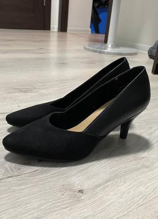 Черные туфли kitten heels из натуральной кожи на невысоком каблуке