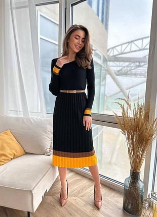 Ідеальна чорна сукня в рубчик з яскравим низом з поясом