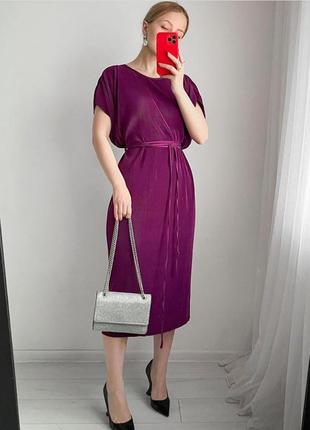 Фиолетовое платье плиссе