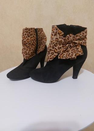 Ефектні замшеві з леопардовим оздобленням чоботи ботинки