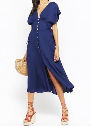 Легка літня сукня довжиною міді глибокого темно-синього кольору розмір м має 1 недолік у вигляді загубленого ґудзика