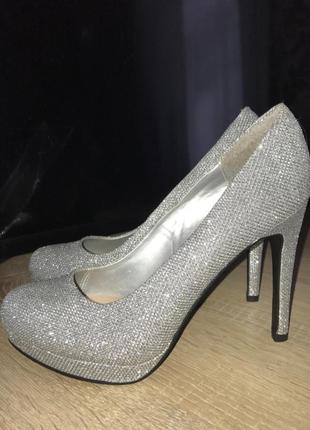Срібні туфлі на платформі silver glitter platform court shoes