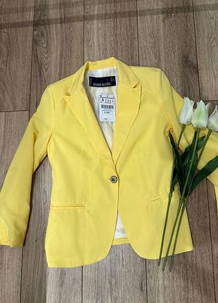 Пиджак желтый новый
