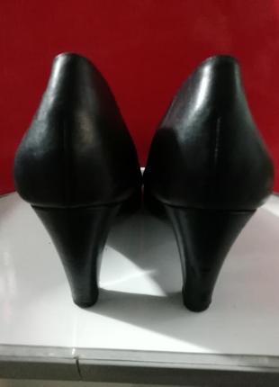 Женские чёрные кожаные туфли на каблуке3 фото