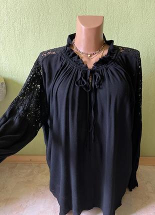 Чврівна блуза з мереживом чорна hagel