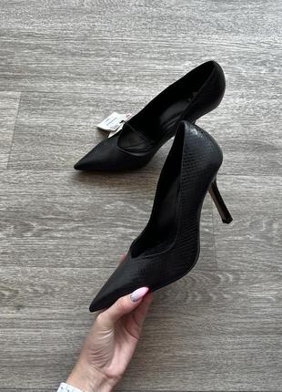 Черные новые туфли на шпильке с острым носком zara 4010 фото