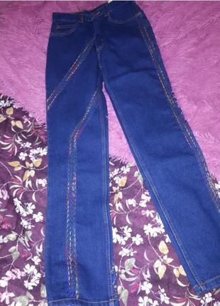 Новые оригинальные джинсы levi's декорированы вышивкой.2 фото