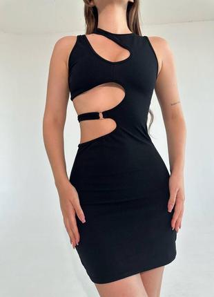 Трендовое платье мини с вырезами1 фото