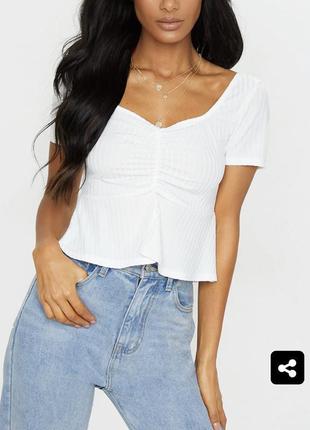 Кутий білий топ prettylittlething