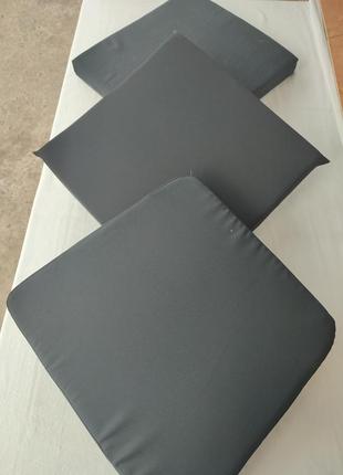 3 чорні подушки