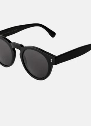 Трендові масивні великі окуляри в чорній оправі