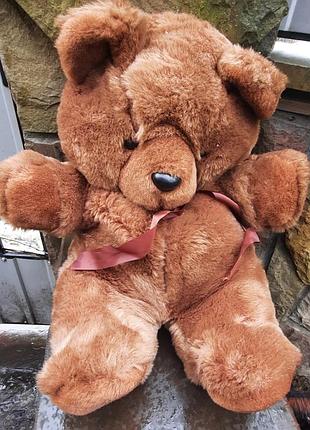 Большая массивная мягкая игрушка медведя.