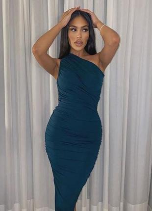 Ідеальна облягаюча вечірня сукня міді з драпірівкою на одне плече prettylittlething