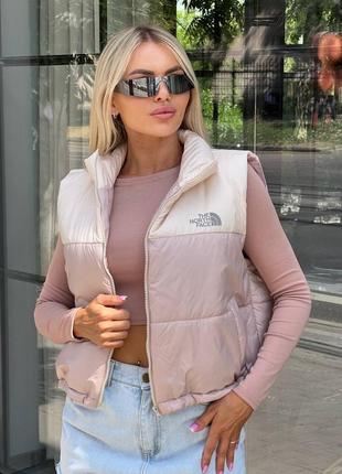 Укорочена жіноча жилетка в стилі тнф tnf the north face стильна безрукавка утеплена пухом