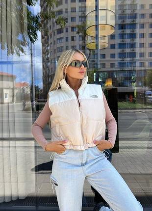 Укороченная женская жилетка в стиле тн tnf The North Face стильная безрукавка утеплена пухом
