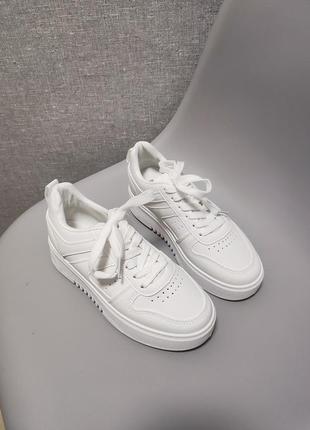 Жіночі кросівки базові білі класичні10 фото