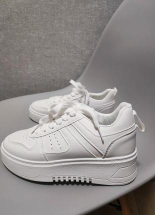 Жіночі кросівки базові білі класичні7 фото