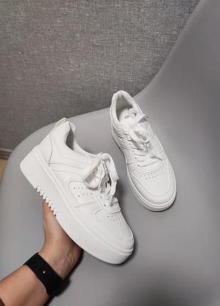 Жіночі кросівки базові білі класичні4 фото