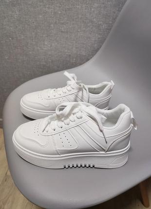 Жіночі кросівки базові білі класичні6 фото