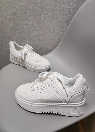 Жіночі кросівки базові білі класичні5 фото