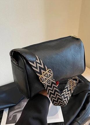 Стильна якісна чорна жіноча сумка кросбоді через плече екошкіра текстильний ремінець